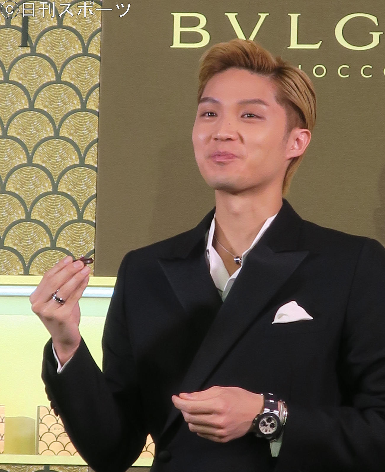 「ブルガリ　サン・ヴァレンティーノ2021　スペシャル・アンバサダー」発表会でチョコレートを試食する磯村勇斗