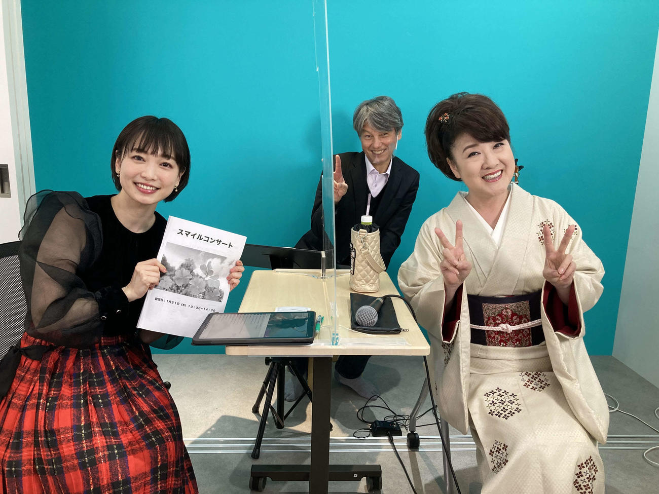 初の配信ライブを行った川中美幸（右）