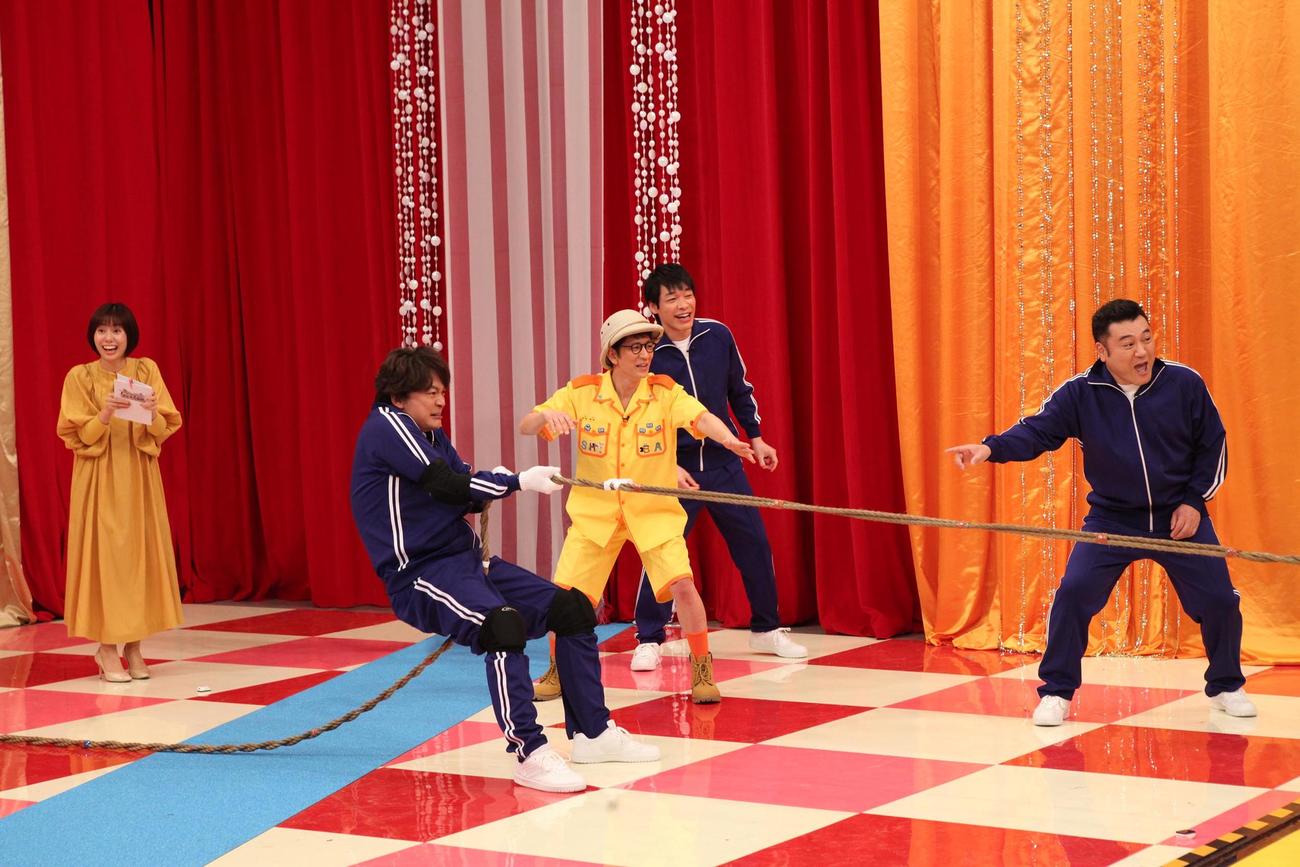ライオンとの綱引きに挑戦する香取慎吾（左から2人目）（C）フジテレビ