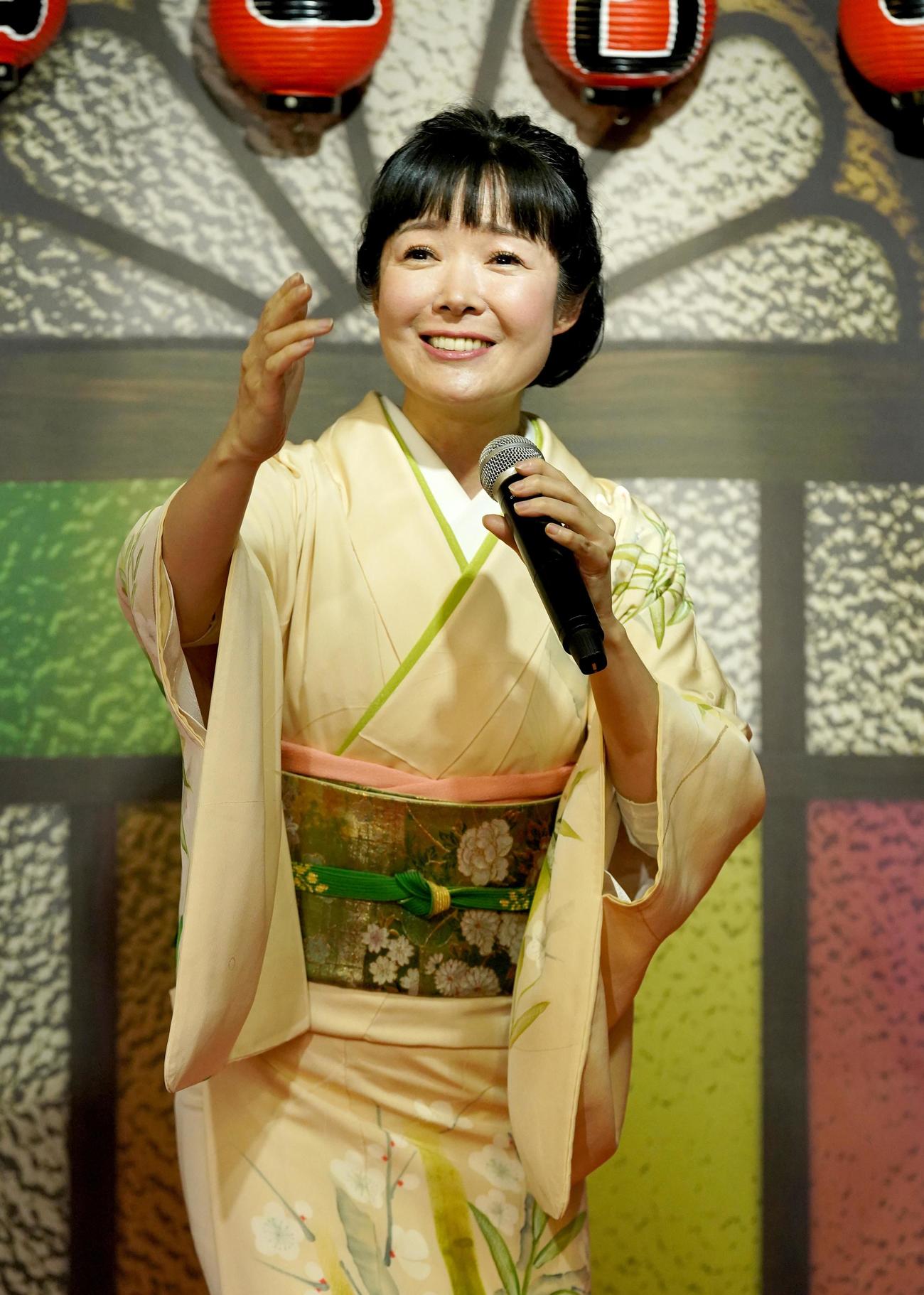 新曲「楓」を歌う田川寿美