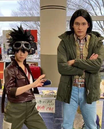 アニメキャラのような黒髪のウィッグを被った浜辺美波（左）と、前髪をセンター分けしたウィッグを被り眼鏡をかけた岡田健史（「ウチの娘は、彼氏が出来ない！！」オフィシャルブログより）