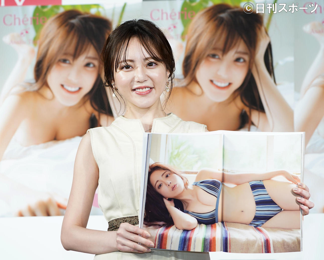 ファースト写真集のお気に入りカットを紹介する谷あさこ（撮影・菅敏）
