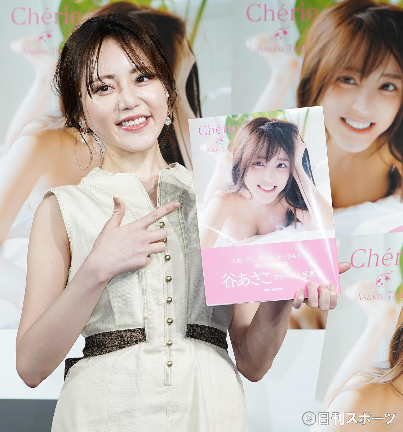 会見でファースト写真集を手に笑顔を見せる谷あさこ（撮影・菅敏）