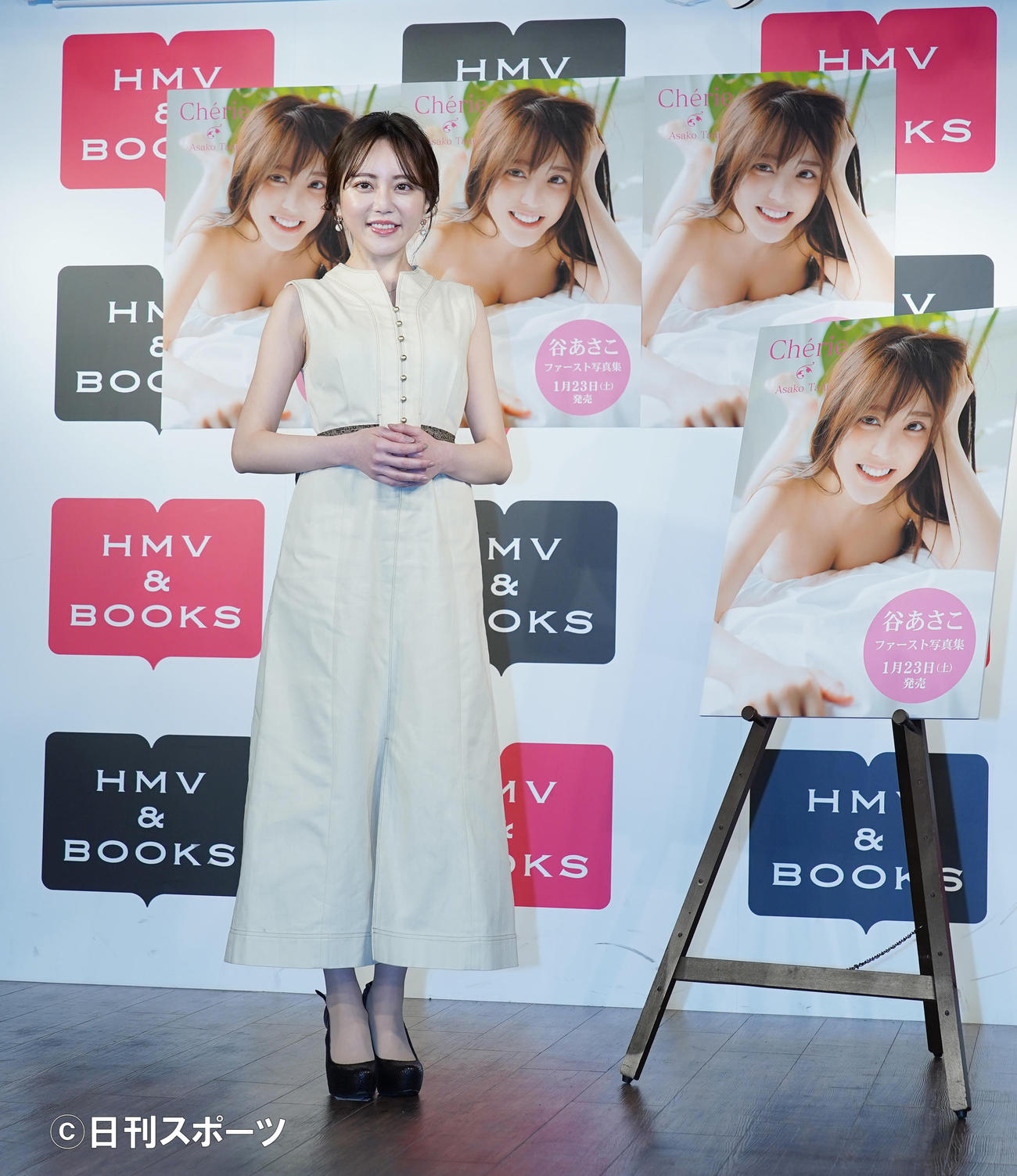 ファースト写真集発表記者会見でポーズをとる谷あさこ（撮影・菅敏）