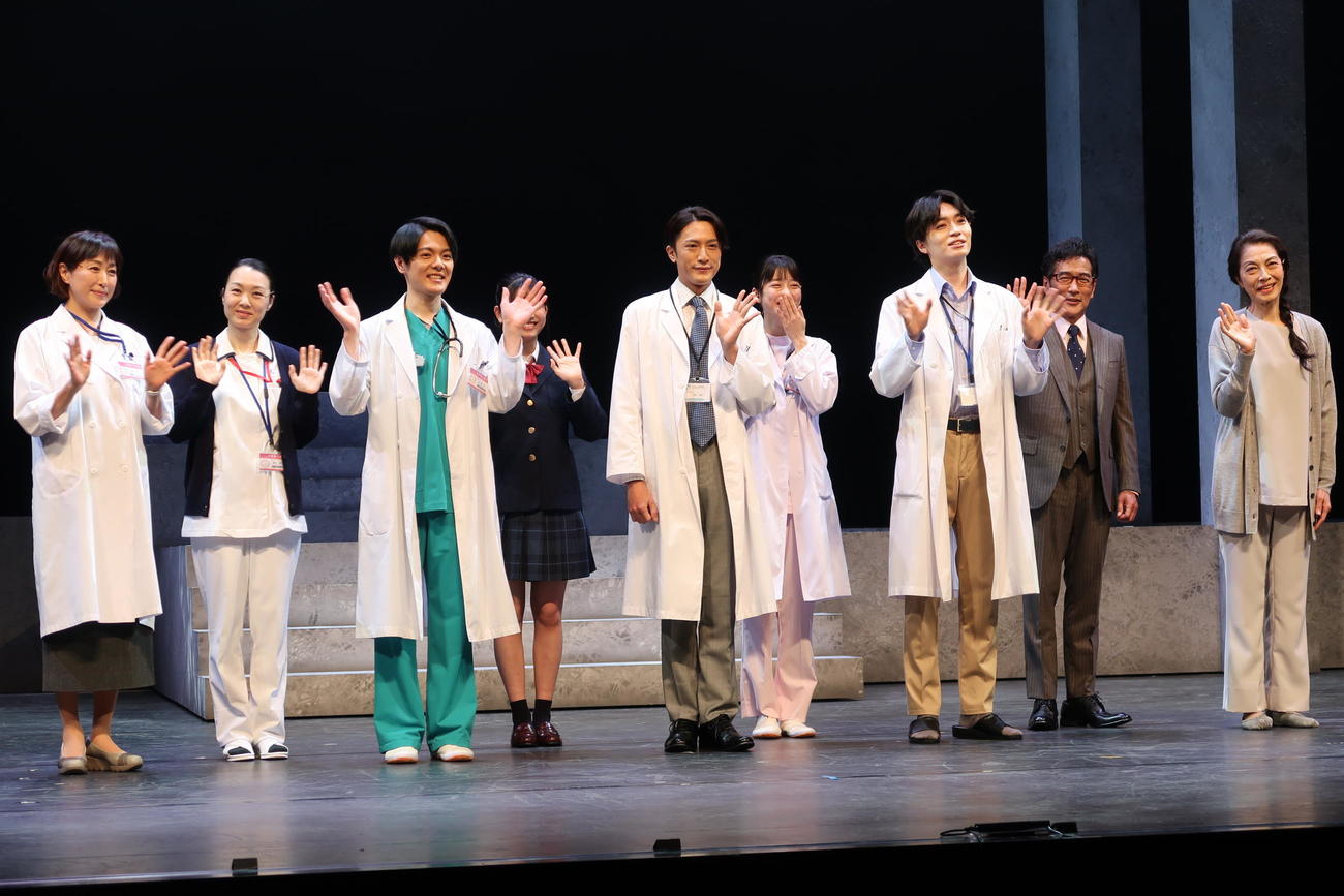 主演舞台「ドクター・ブルー」のゲネプロに臨んだ内博貴（前列中央）
