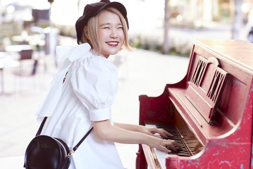 笑顔でピアノを演奏するハラミちゃん