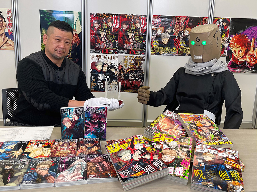 ケンドーコバヤシ（左）と芥見下々氏が操る番組特製メカ丸（C）フジテレビ
