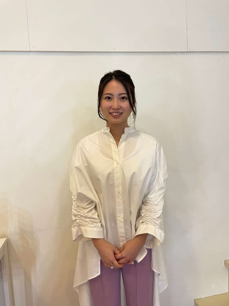 白のシャツにパープルのパンツを合わせた志田未来（フジテレビ系ドラマ「監察医　朝顔」オフィシャルブログより）