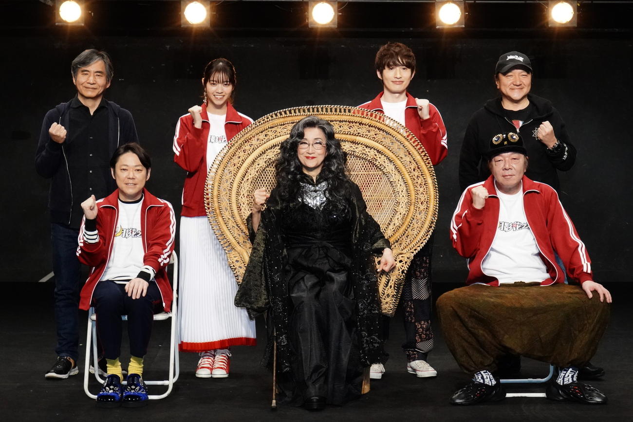 劇団☆新感線の舞台「月影花之丞大逆転」製作発表会見に出席した出演者ら。前列左から阿部サダヲ、木野花、古田新太。後列左から中島かずき氏、西野七瀬、浜中文一、いのうえひでのり氏
