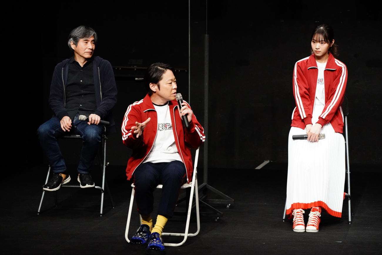 劇団☆新感線の舞台「月影花之丞大逆転」製作発表会見に出席した西野七瀬（右）。中央は阿部サダヲ。左は中島かずき氏