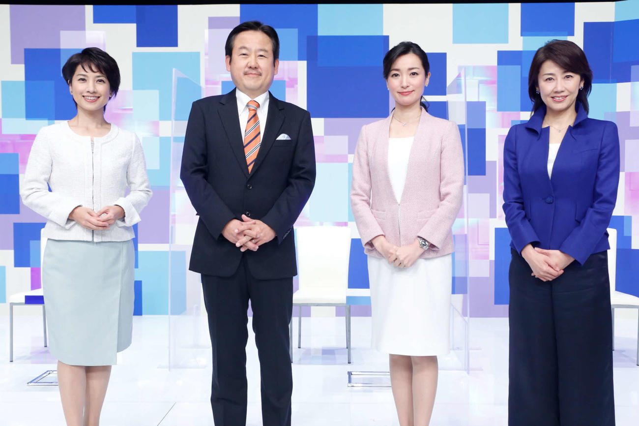 テレビ東京系「ワールドビジネスサテライト」、BSテレ東「日経ニュース　プラス9」4月改編発表会見に出席したキャスター一同。左から榎戸教子、山川龍雄氏、大江麻理子、佐々木明子