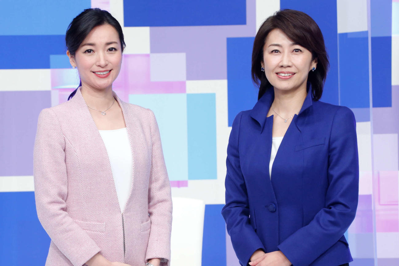 テレビ東京系経済番組「ワールドビジネスサテライト」に出演する大江麻理子キャスター（左）と佐々木明子キャスター