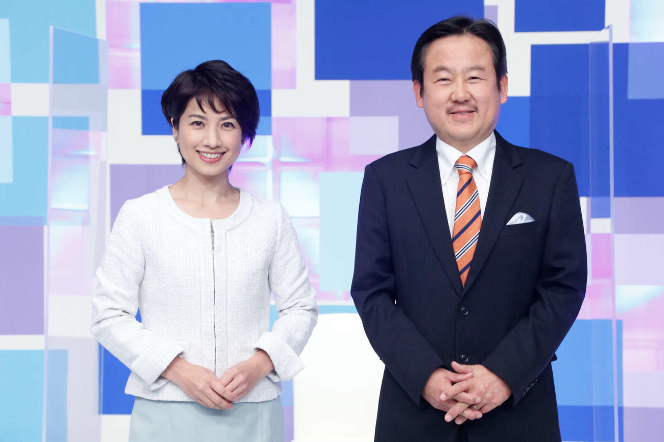 BSテレビ東京報道番組「日経ニュース　プラス9」に出演する榎戸教子キャスター（左）と山川龍雄キャスター