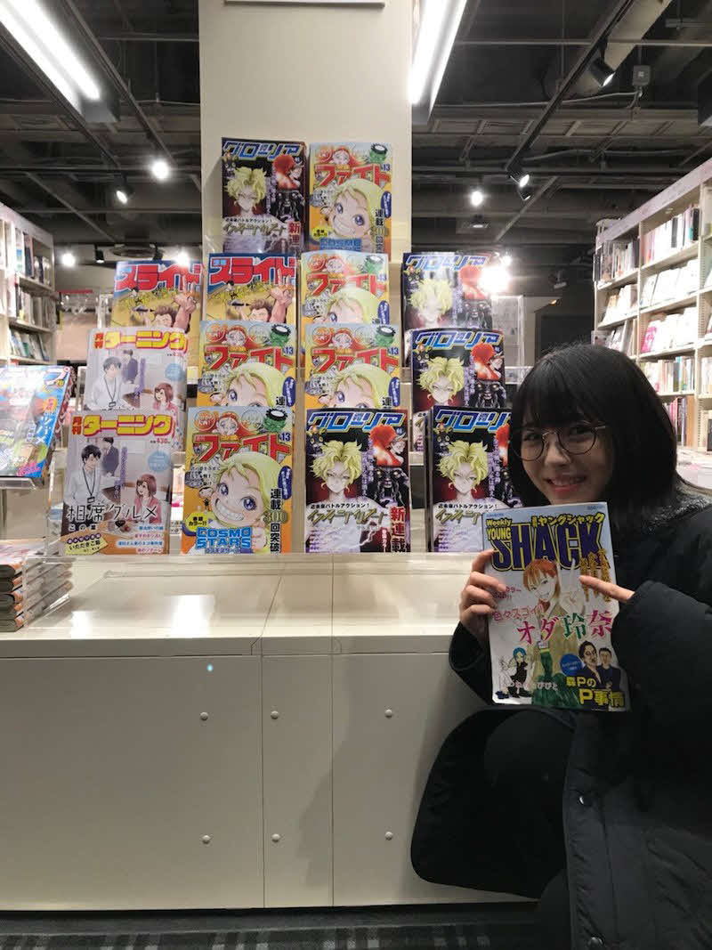 架空の雑誌の前で笑顔を浮かべる浜辺美波