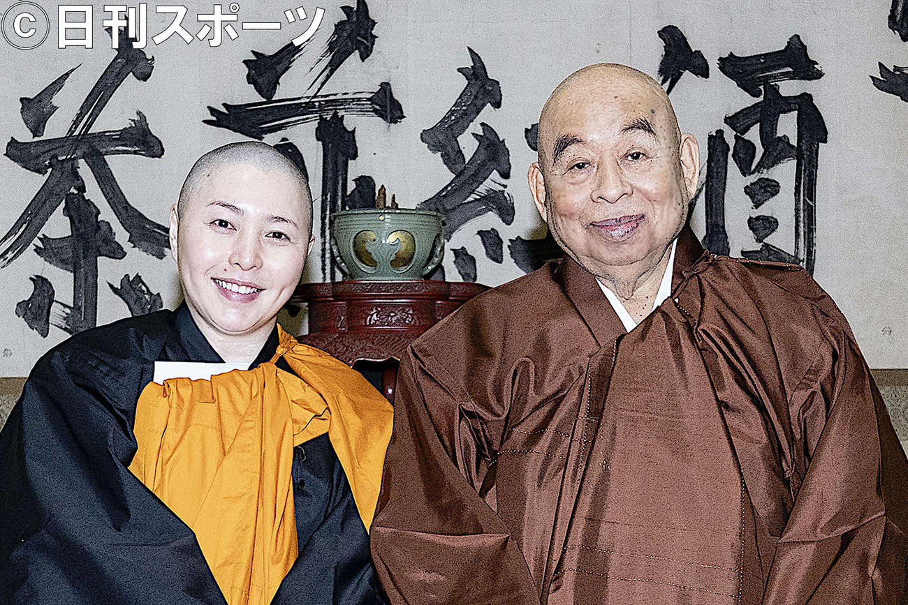 出家をした日向琴子氏（左）と師僧の池口惠観大阿闍梨