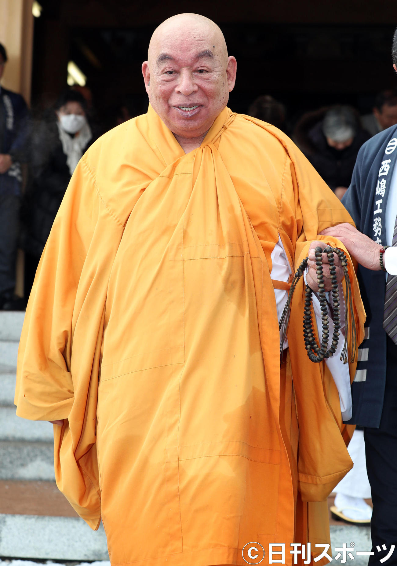 18年1月11日、護摩行を終え、引き揚げる池口恵観法主