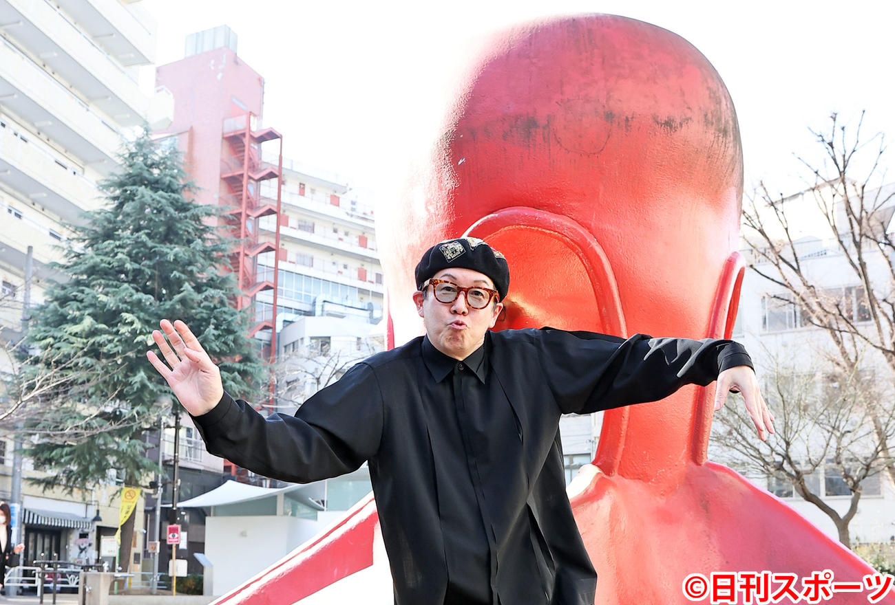 2月に公演を控え、タコの滑り台の前でタコのパフォーマンスをするパーツイシバ（撮影・浅見桂子）