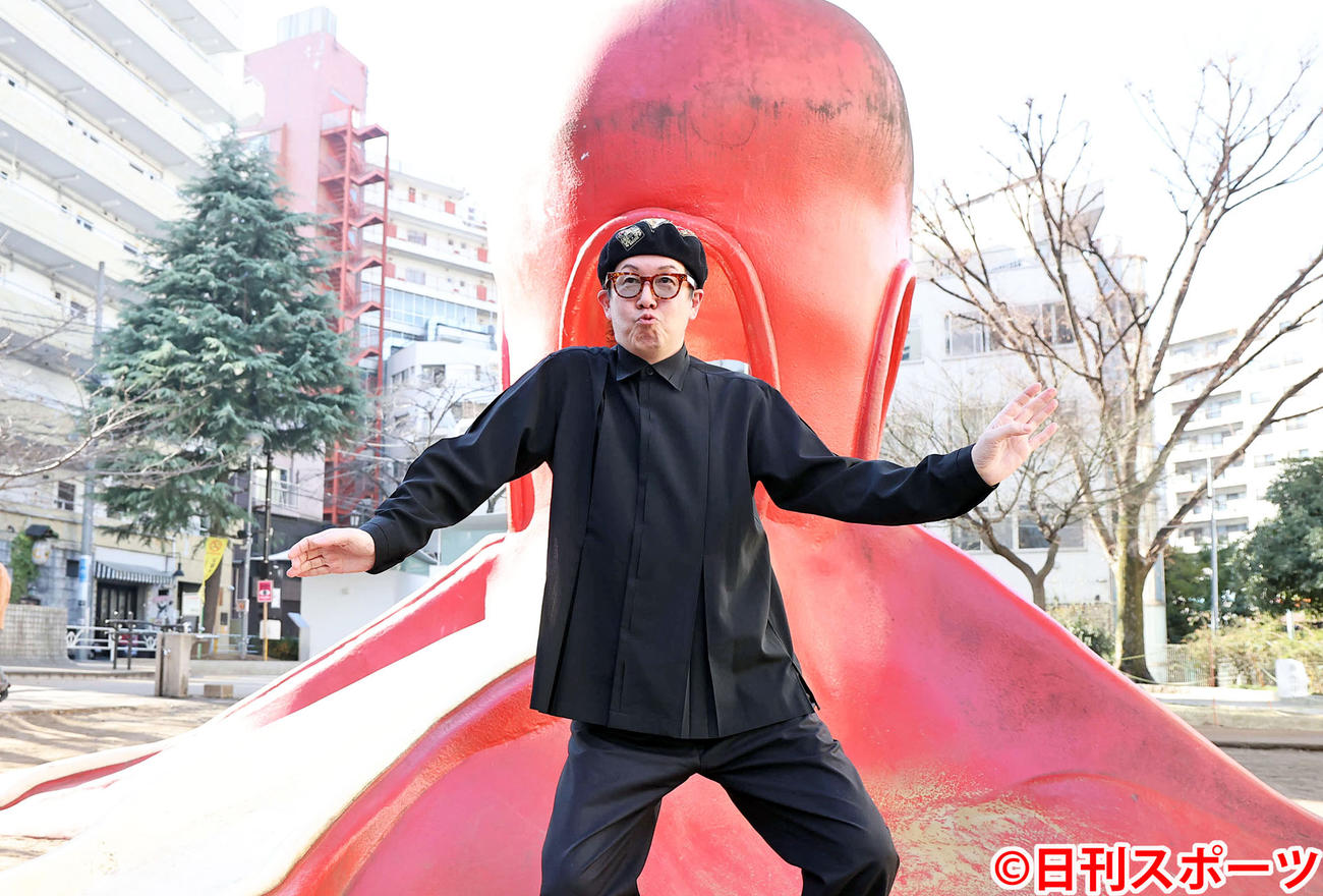 2月に公演を控え、タコの滑り台の前でタコのパフォーマンスをするパーツイシバ（撮影・浅見桂子）