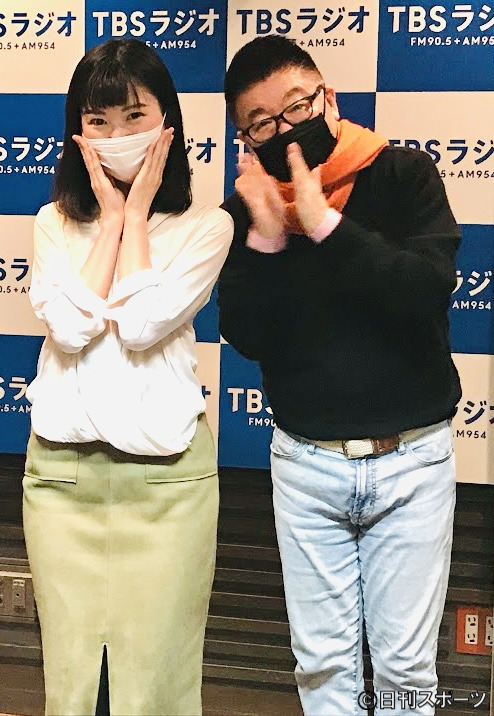 司法試験に合格した染井明希子気象予報士（左）を祝福する生島ヒロシ