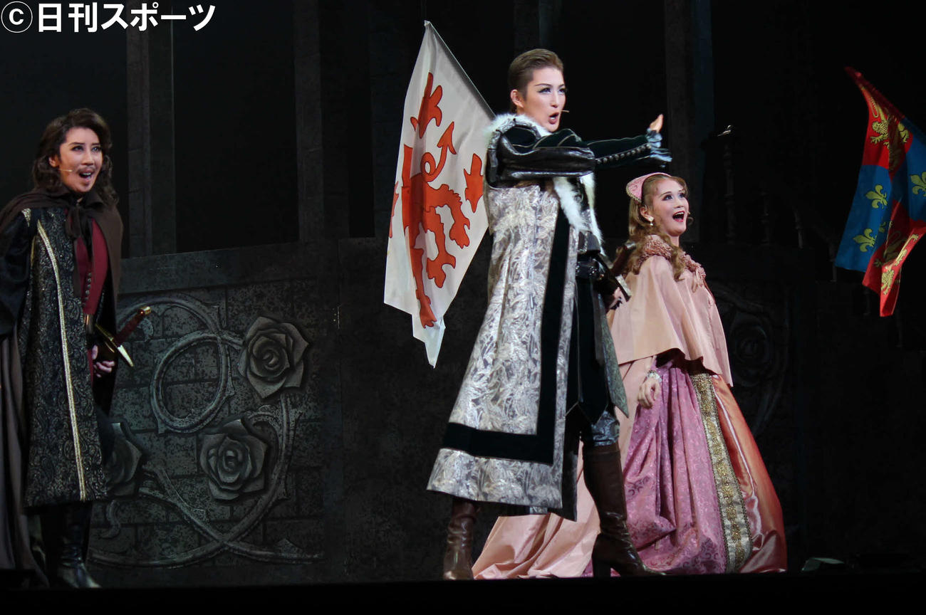 薔薇戦争を舞台にした作品で、戦いに臨む主演の花組スター聖乃あすか（中央）と、2年目でヒロイン抜てきの星空美咲（右端）ら（撮影・村上久美子）