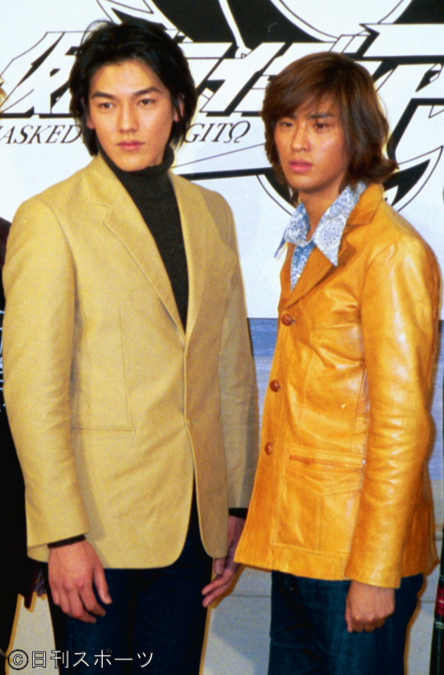 「仮面ライダー　アギト」制作発表に出席した賀集利樹（右）。左は要潤（2001年1月11日撮影）