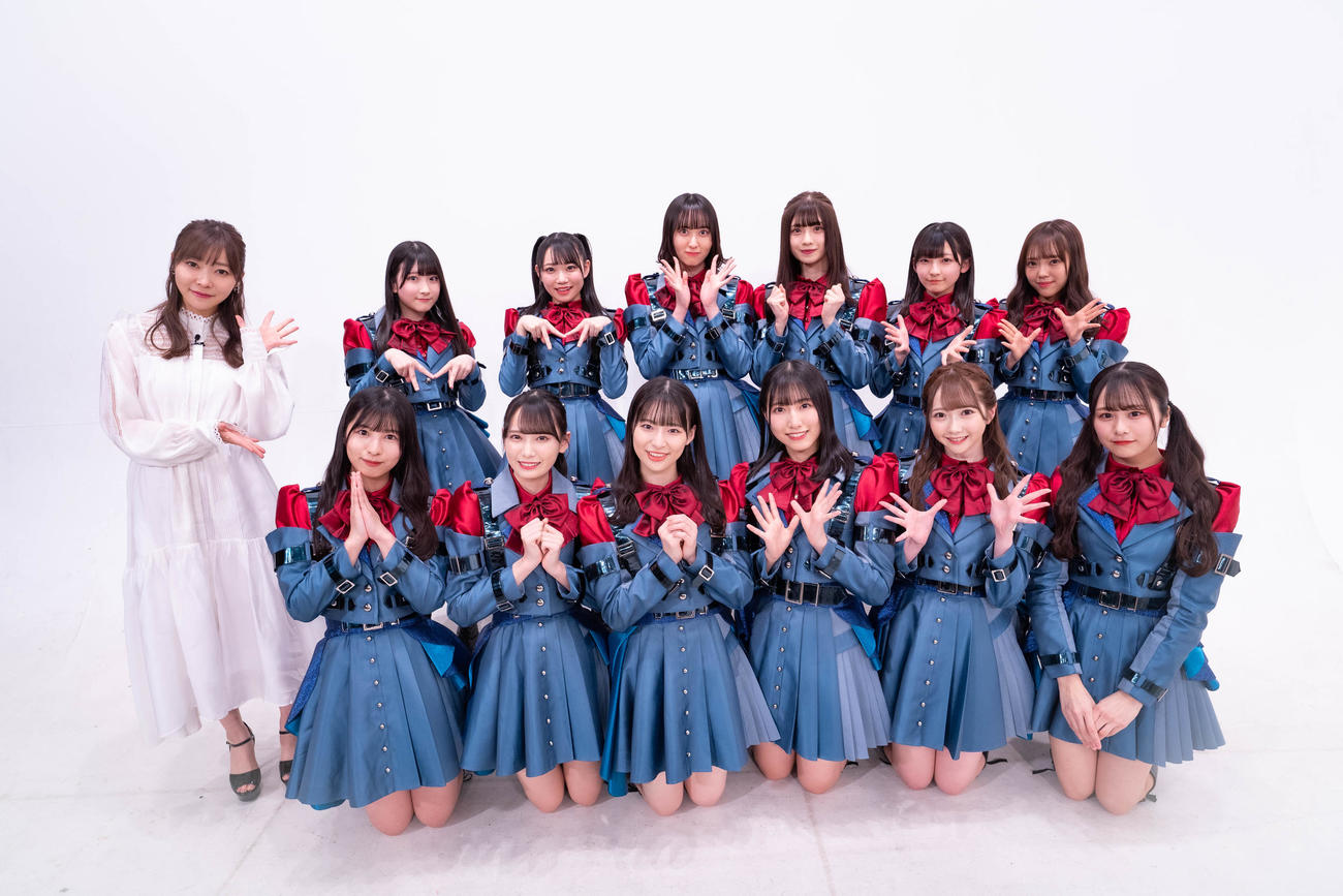 「17LIVE」での配信番組で4月7日にミニアルバムを発売することを発表した≠ME。プロデューサーの指原莉乃（左端）とメンバー