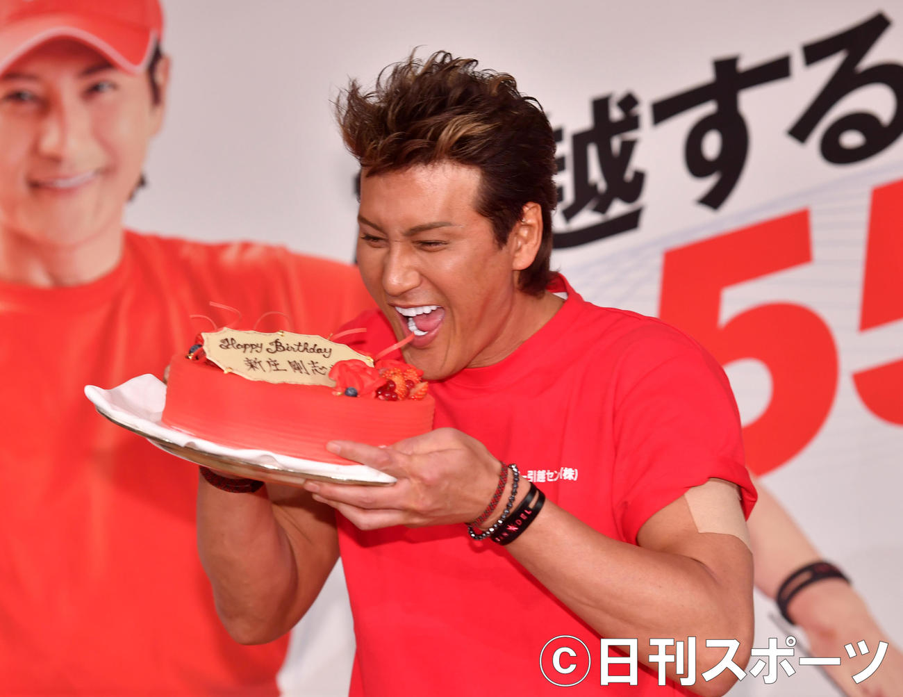 バースデーケーキにかぶりつく新庄剛志氏（撮影・柴田隆二）