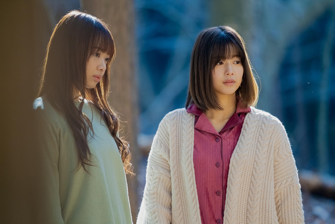 ひかりTVオリジナルドラマ「ボーダレス」に出演する日向坂46濱岸ひより（左）と櫻坂46渡邉理佐