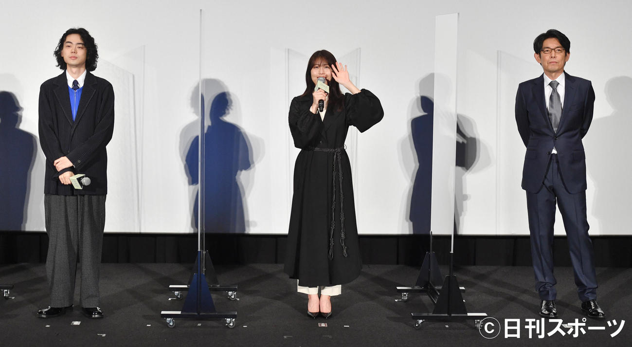 「花束みたいな恋をした」公開初日イベントに登壇した、左から菅田将暉、有村架純、脚本家の坂元裕二氏（撮影・柴田隆二）