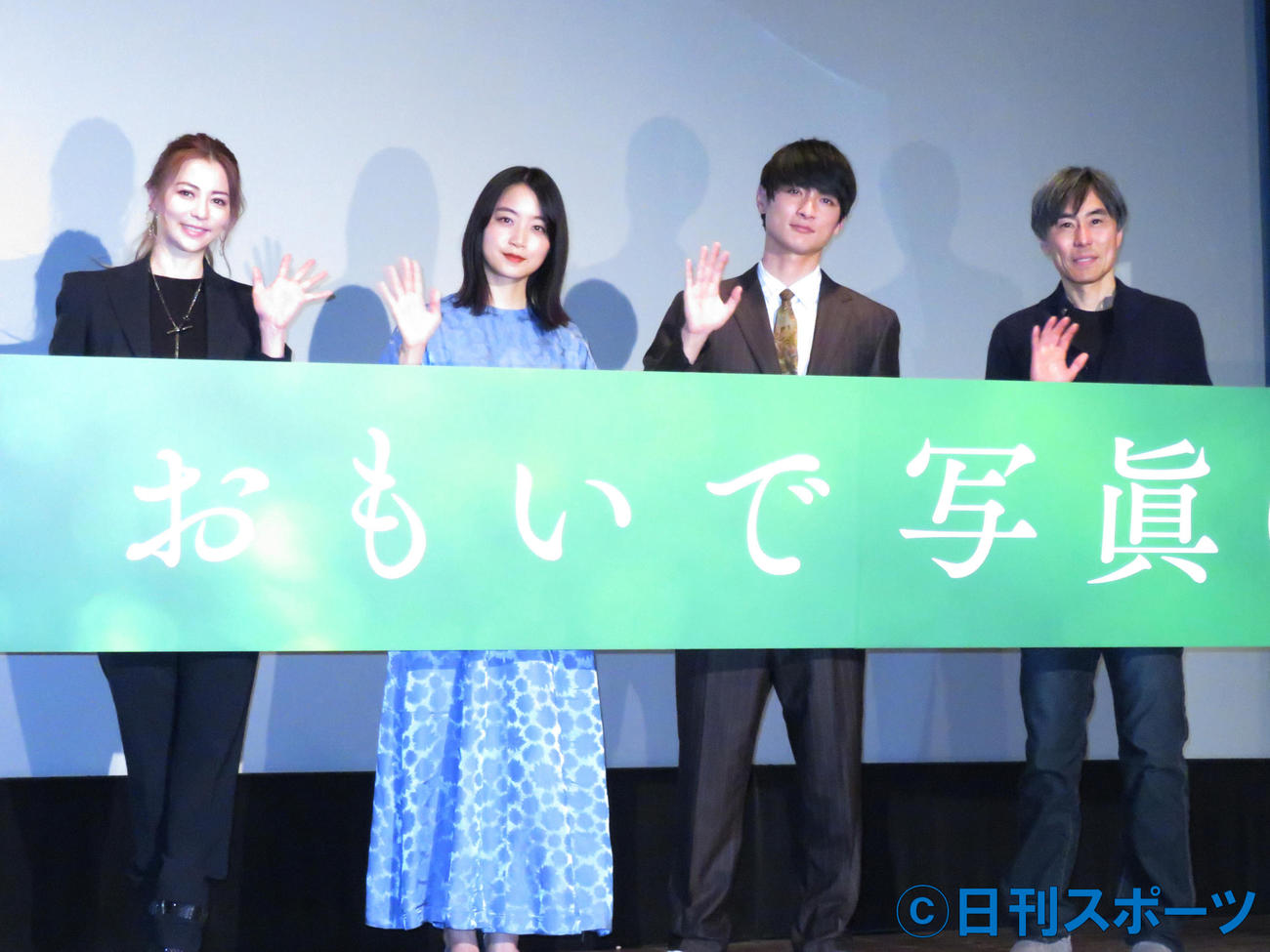 映画「おもいで写真」初日舞台あいさつに登壇した左から香里奈、深川麻衣、高良健吾、熊沢尚人監督（撮影・佐藤勝亮）