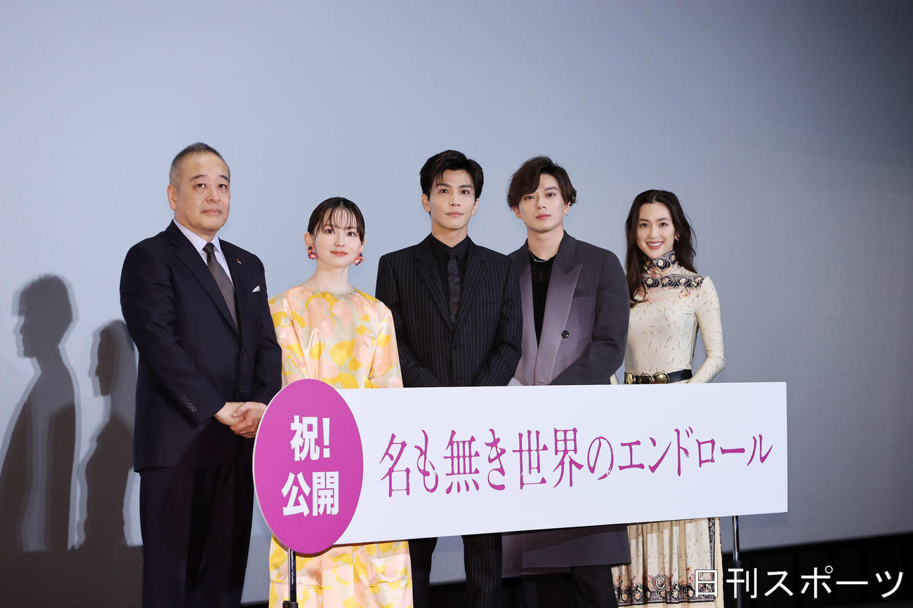 舞台あいさつで写真に納まる。（左）から佐藤祐市監督、山田杏奈、岩田剛典、新田真剣佑、中村アン（撮影・鈴木正人）