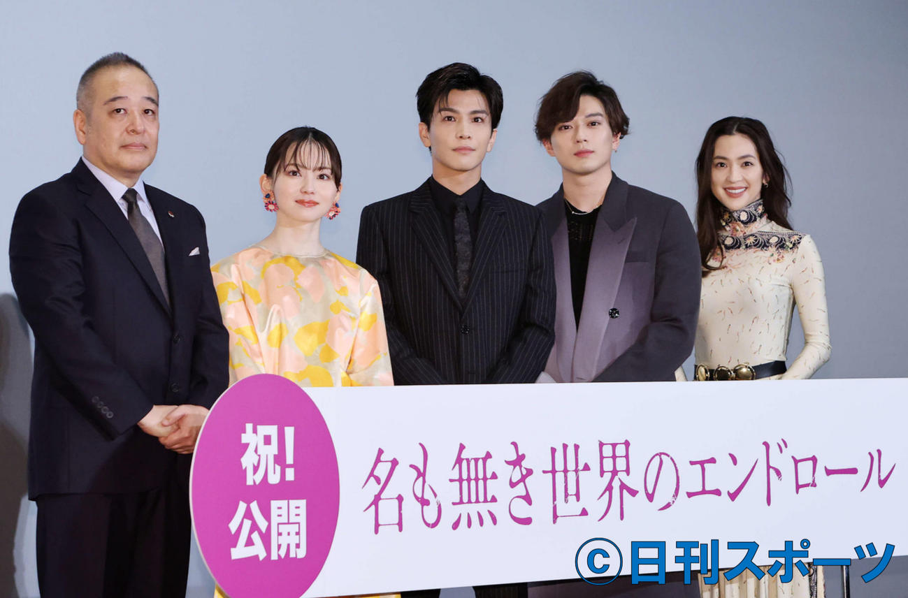 舞台あいさつで記念撮影に納まる、左から佐藤祐市監督、山田杏奈、岩田剛典、新田真剣佑、中村アン（撮影・鈴木正人）