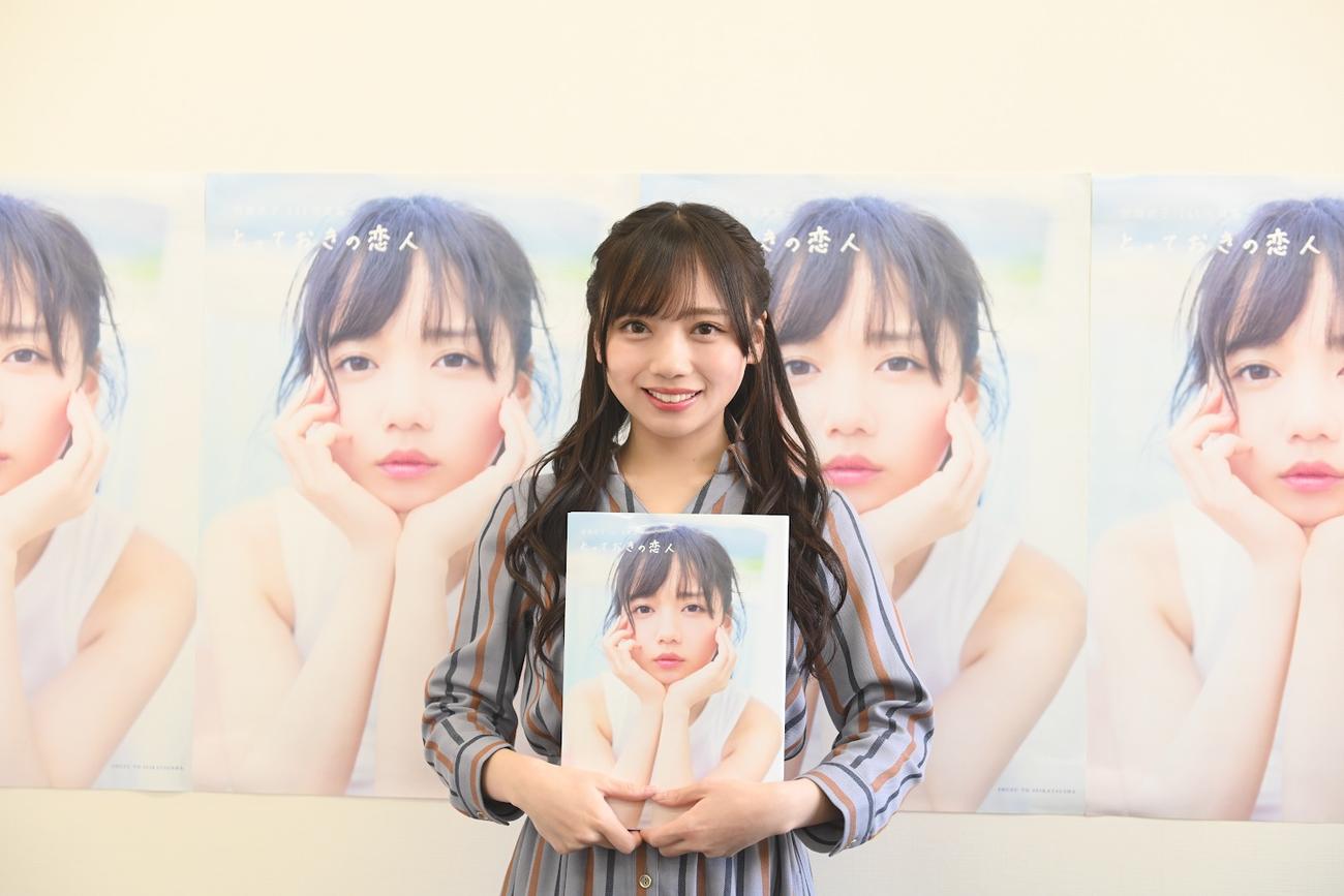 ファースト写真集「とっておきの恋人」の発売記念会見に臨んだ日向坂46齊藤京子