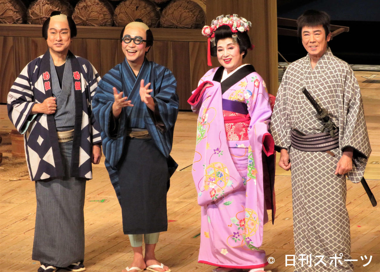 舞台「喜劇　お染与太郎珍道中」の初日前会見に出席した左から太川陽介、八嶋智人、渡辺えり、西岡徳馬（撮影・三須佳夏）