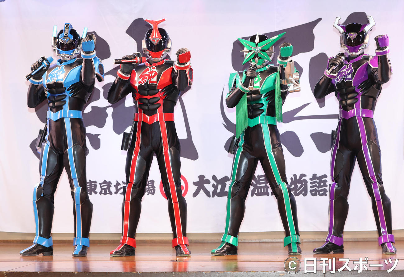 映画「スーパー戦闘　純烈ジャー」発表会見に登場した純烈ジャー。左から純ブルー、純レッド、純グリーン、純バイオレット（撮影・野上伸悟）
