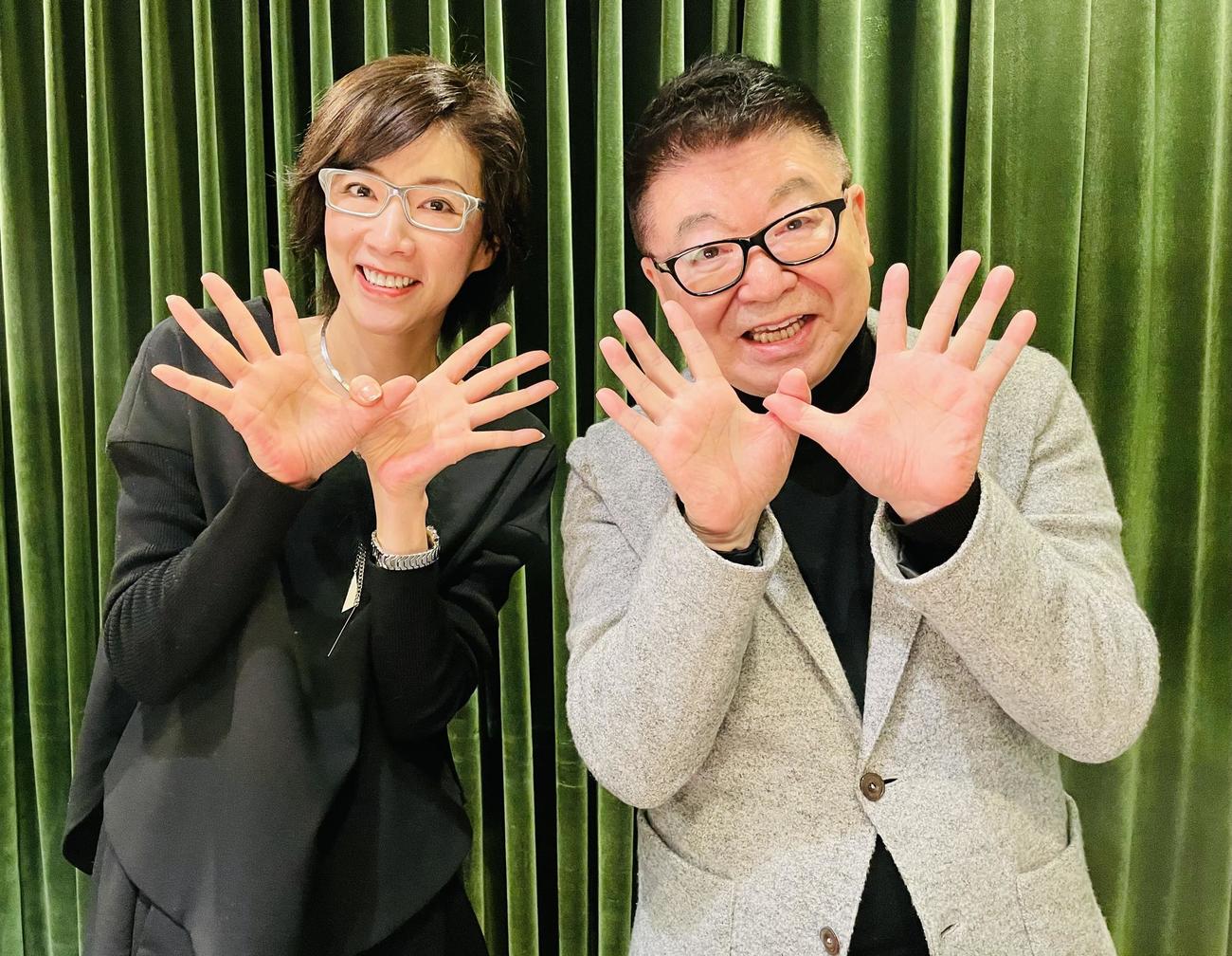 並んで“つばさポーズ”を取る真琴つばさ（左）と生島ヒロシ