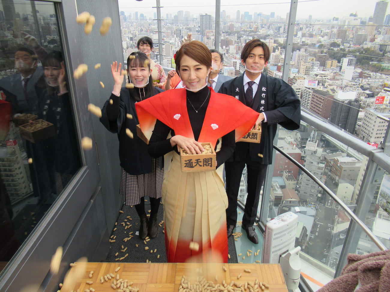「通天閣節分福豆まき」にゲスト出演した紅ゆずる（撮影・星名希実）