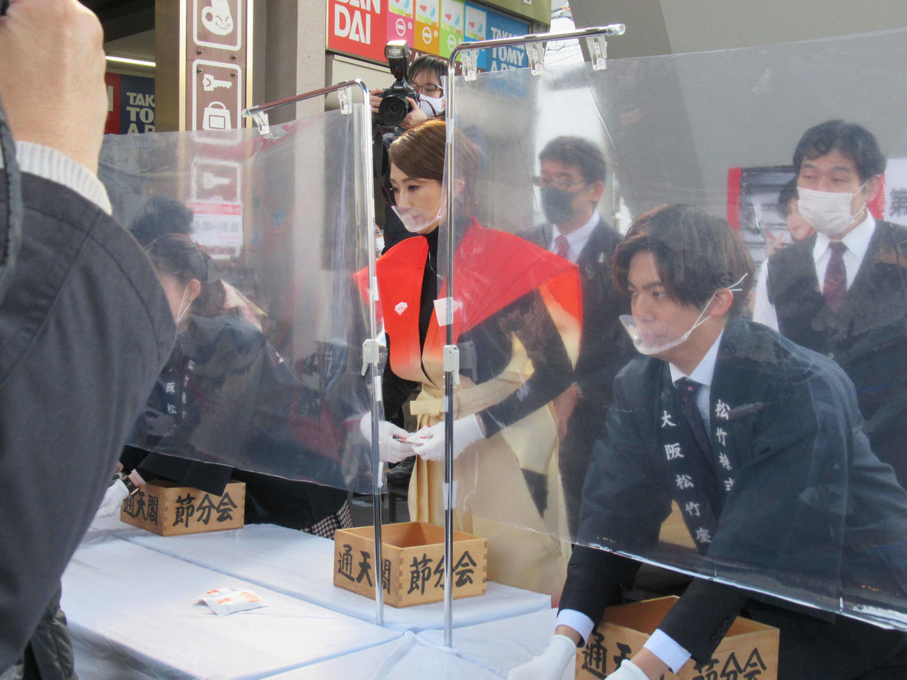 「通天閣節分福豆まき」にゲスト出演した紅ゆずる（撮影・星名希実）