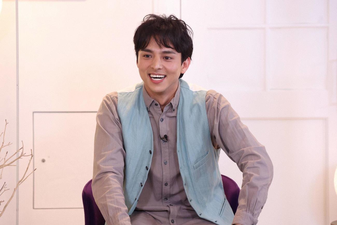 フジテレビ系「突然ですが占ってもいいですか？」に出演する満島真之介（C）フジテレビ