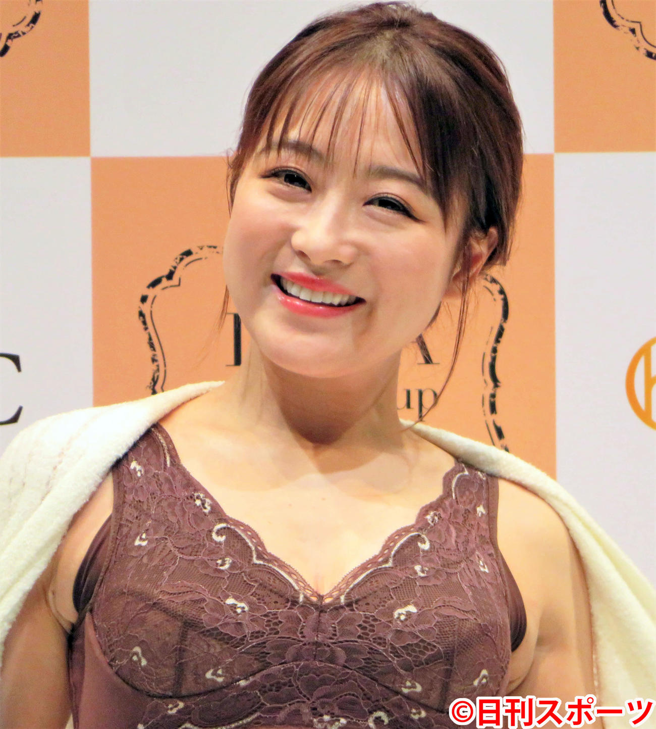 「LUNAナチュラルアップナイトブラ」新カラー発表会に出席した鈴木奈々