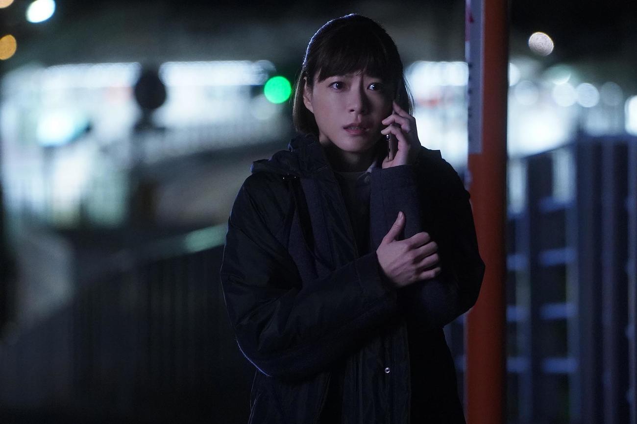 朝顔（上野樹里）に娘が行方不明になった連絡が入る（C）フジテレビ