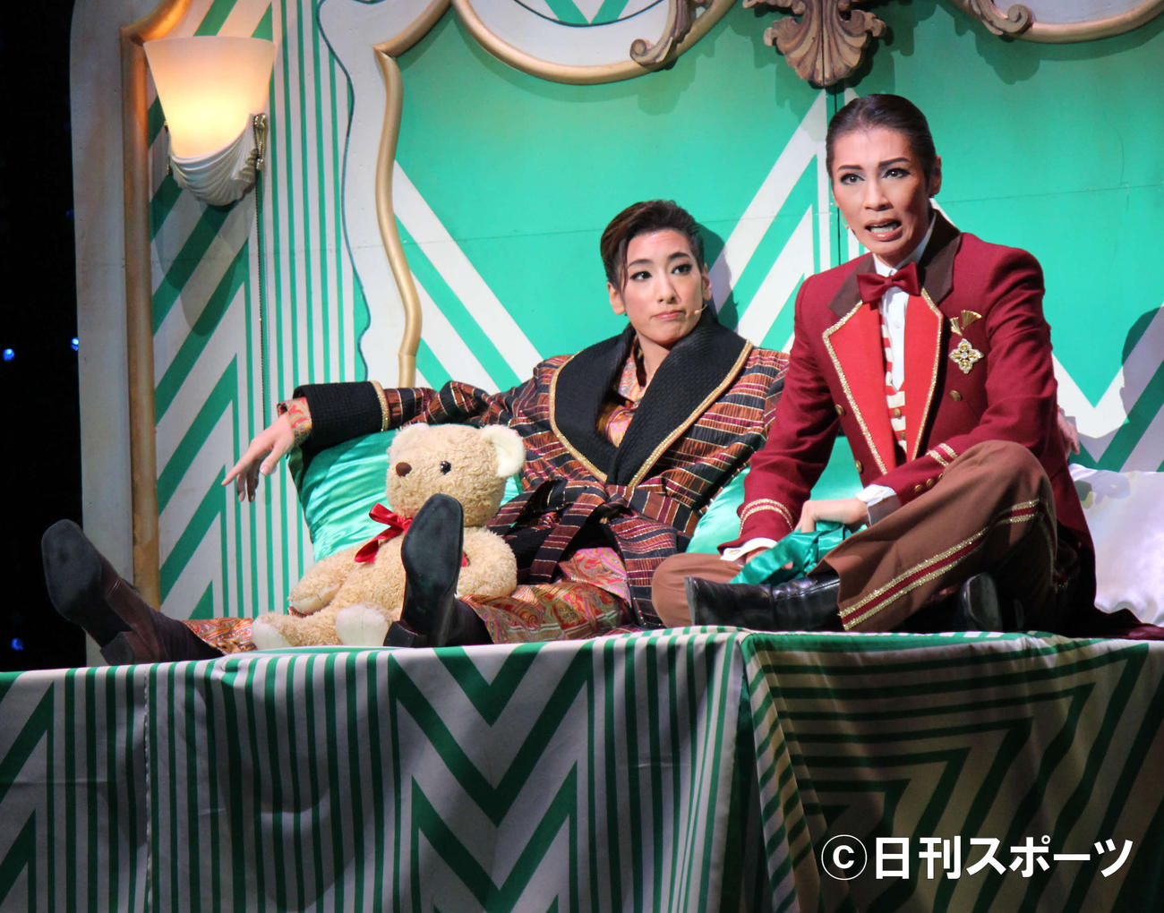 酒の密輸をめぐるトラブルをコミカルに演じていく柚香光（左）と、人気スター瀬戸かずや（撮影・村上久美子）