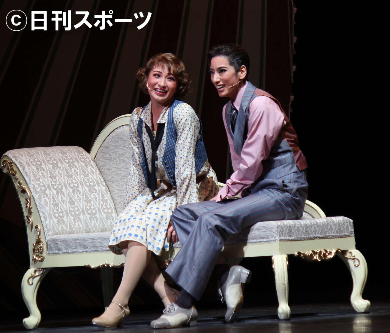 柚香光（右）ふんするプレーボーイにひかれていくヒロインを演じる華優希（撮影・村上久美子）