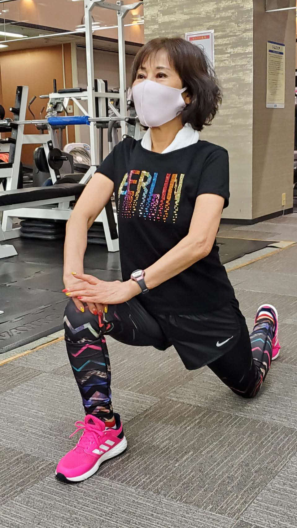 スポーツジムでトレーニングに励む原田悠里