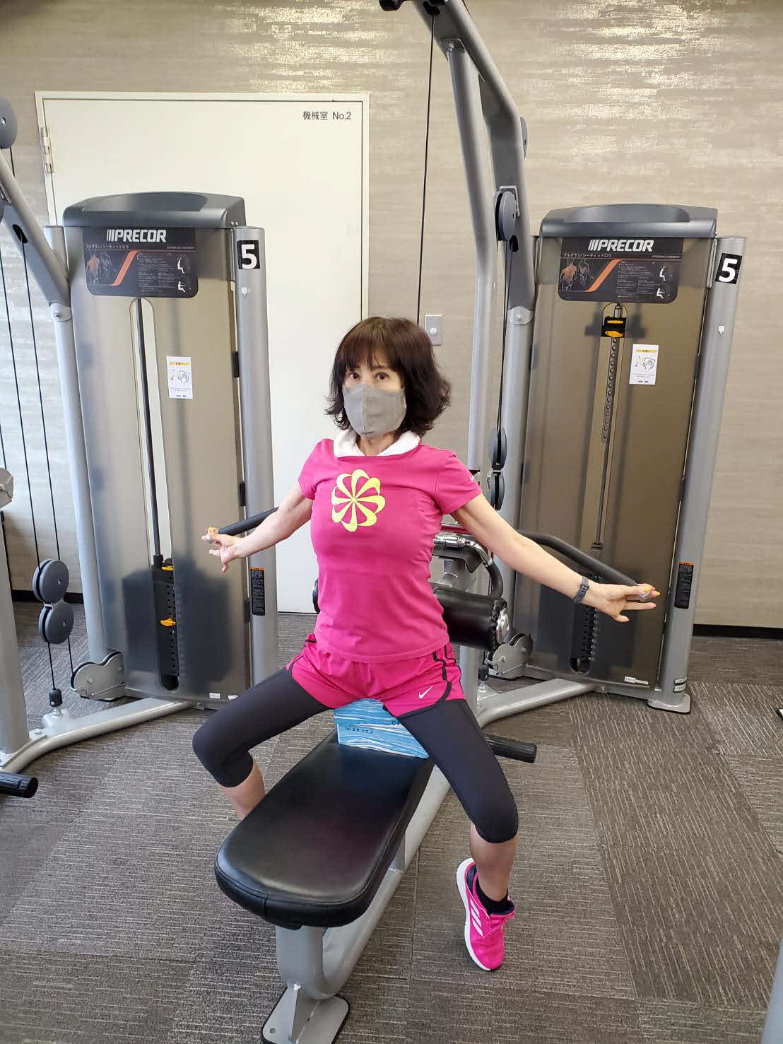 スポーツジムでトレーニングに励む原田悠里