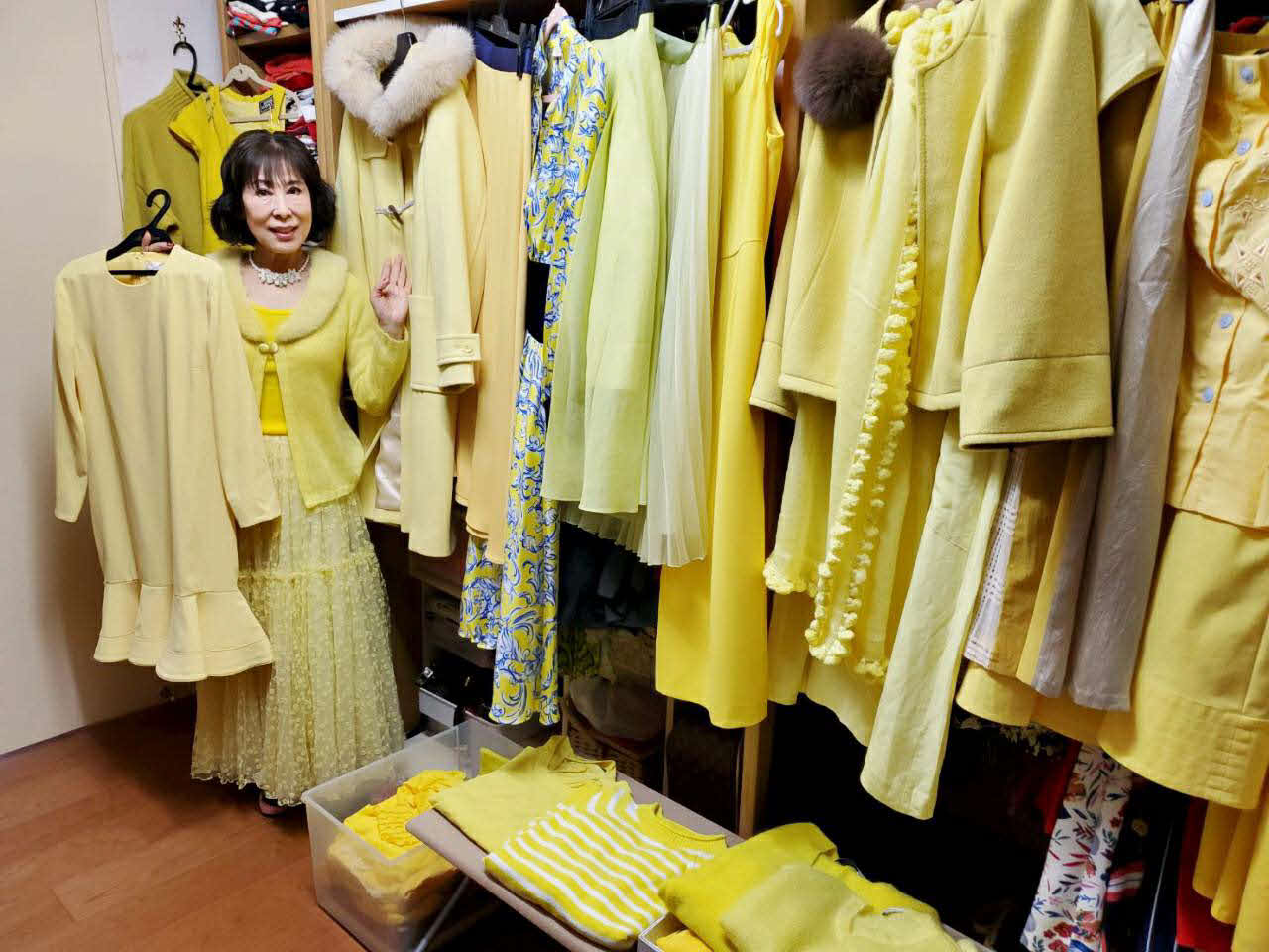 黄色い服であふれる原田悠里の自宅のクローゼット