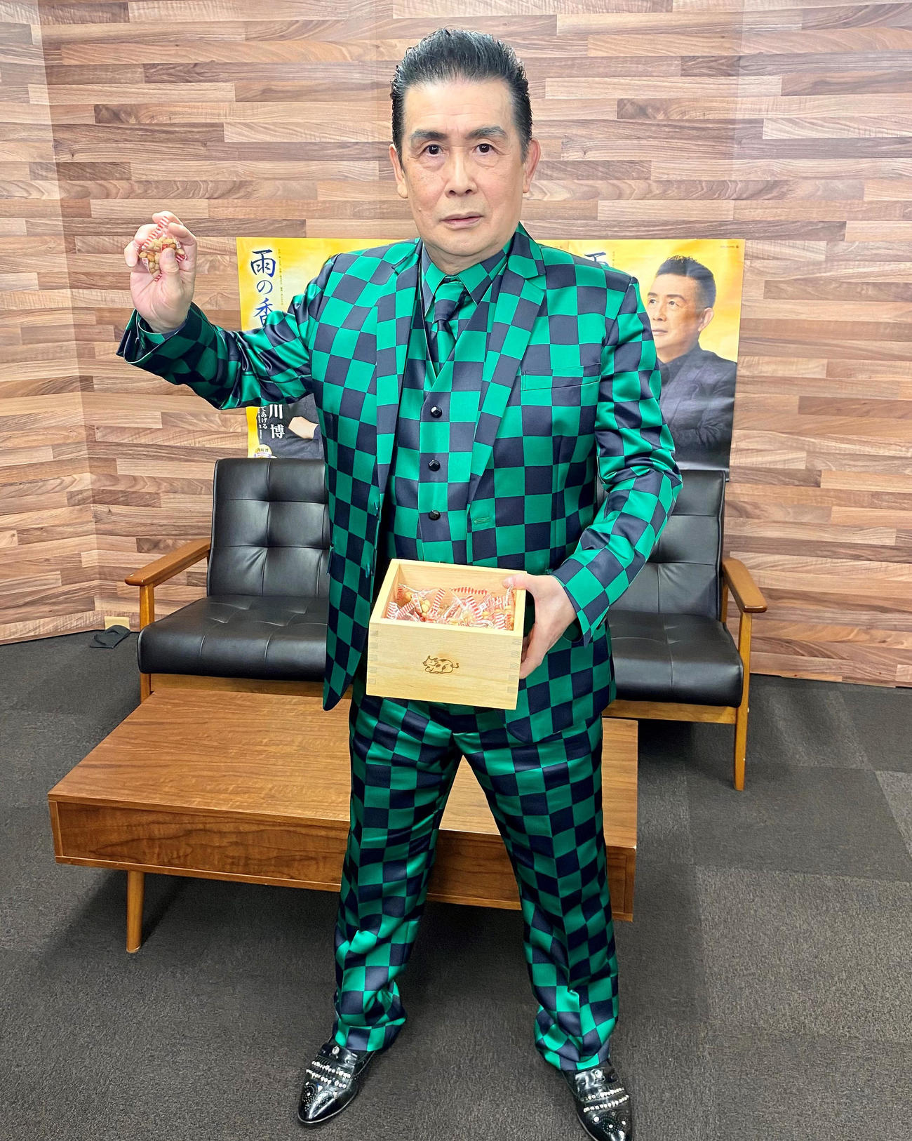 全身市松模様の鬼滅スーツでキメる角川博