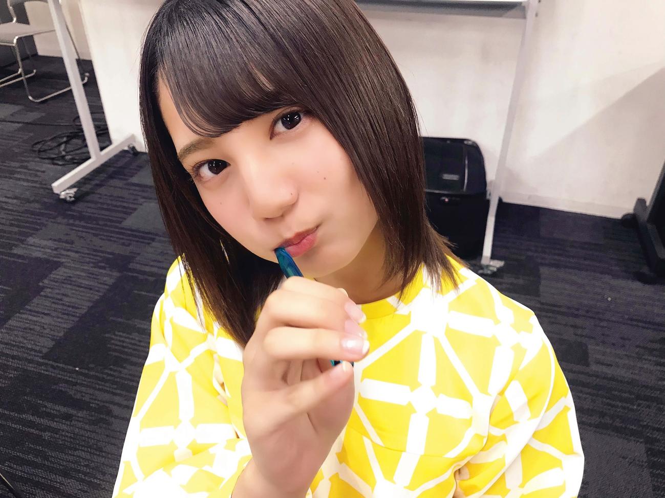 「日向坂46写真集　日向撮VOL．01」の先行カット。楽屋でハミガキ中の小坂菜緒。潮紗理菜が撮影した