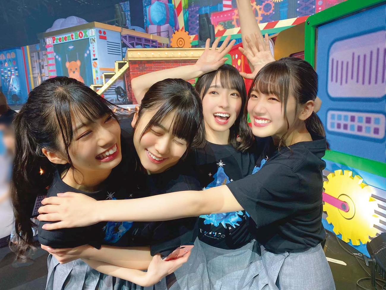「日向坂46写真集　日向撮VOL．01」の先行カット。ライブ後のハイテンションなメンバーたち。左から高本彩花、丹生明里、金村美玖、佐々木美玲。齊藤京子が撮影した