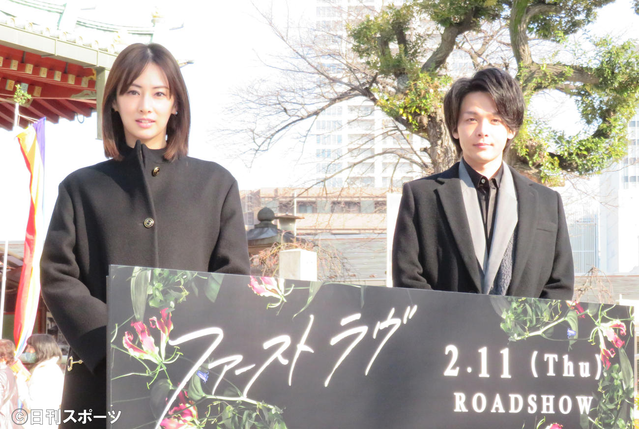 映画「ファーストラヴ」公開直前イベントに出席した北川景子（左）と中村倫也（撮影・佐藤勝亮）